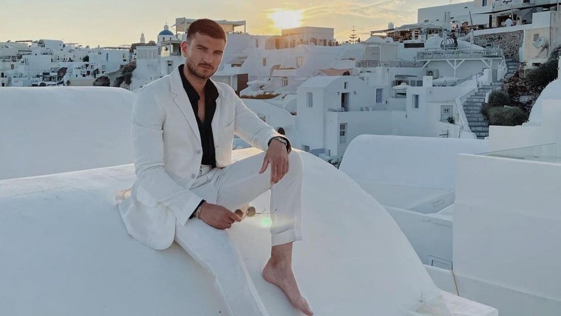 Los imprescindibles para la maleta de verano con más estilo. El verano es la etapa de las escapadas por excelencia. El buen tiempo unido a que las restricciones de la pandemia son más permisivas están haciendo que una gran mayoría aproveche los fines de semana para disfrutar de un par de días de desconexión. Independientemente de la duración del viaje, hay una serie de imprescindibles que no pueden faltar en la maleta para desprender elegancia sin tener que complicarse demasiado. La clave reside en aunar básicos con otras opciones de tendencia que no sean demasiado difíciles de combinar entre sí. Para todos los que buscan inspiración, a continuación mostramos los básicos más socorridos y elegantes.