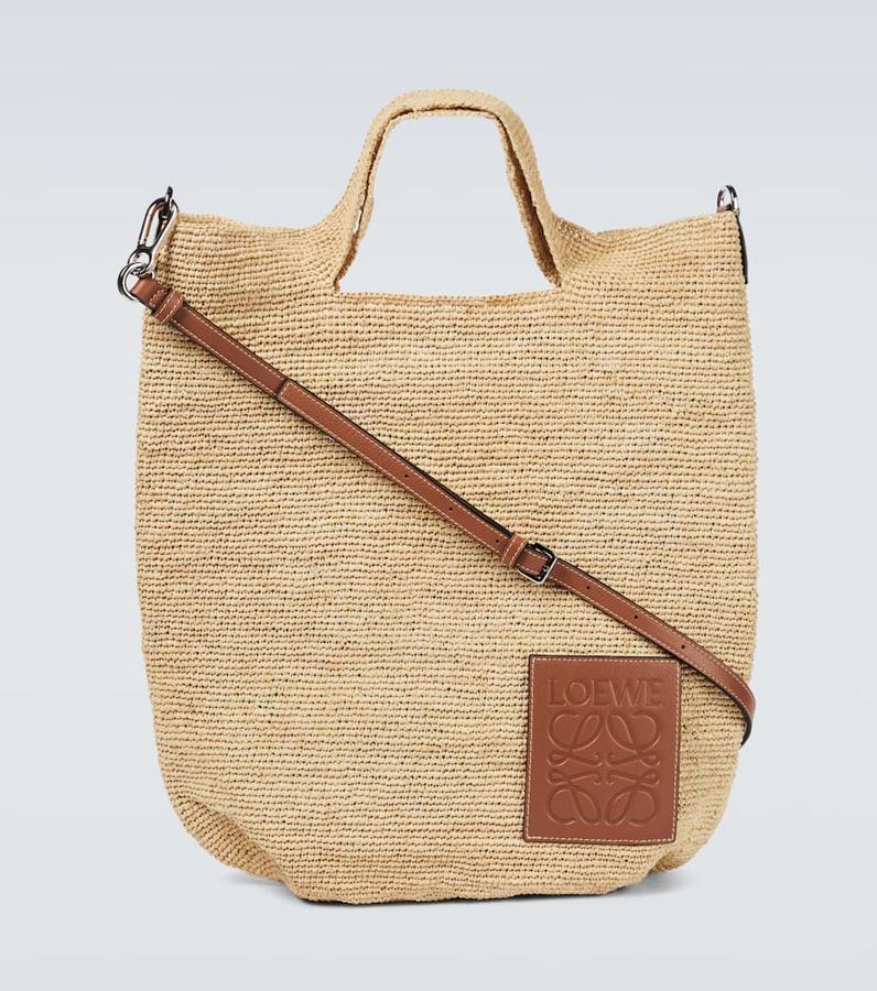 Bolsa de playa XXL. Bolso tote de Loewe. Una pieza clave en la colección Paula's Ibiza, este modelo de rafia natural cuenta con una silueta plana y una larga correa de piel que le aportan una gran capacidad de almacenaje. Precio: 620 euros.