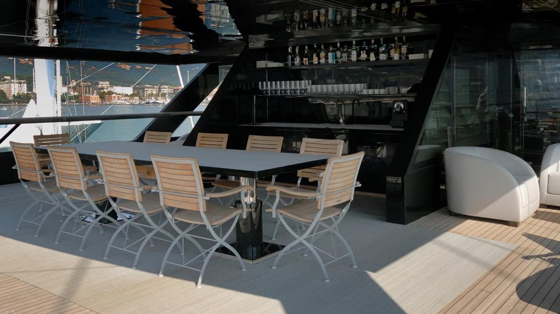 Así es Main, el lujoso yate de Giorgio Armani. “Quería que Main tuviera una apariencia fuerte y compacta, y que no estuviera abrumado por una pintura blanca deslumbrante que se podía ver desde la distancia, por lo que la gente dice: 'Oh, ese es el barco de fulano de tal’”, ha declarado en más de una ocasión.