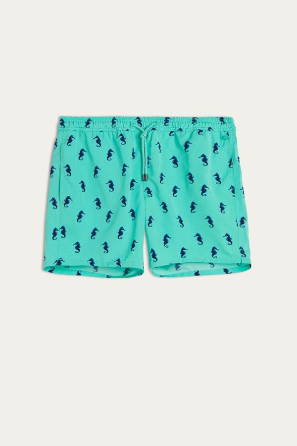 Bañador para resaltar el bronceado. Bañador verde aguamarina con estampado de caballitos de mar en azul noche, de Intimissimi Uomo. Perfecto para resaltar el bronceado, además su corte en el muslo alarga las piernas. Precio: C.P.V.
