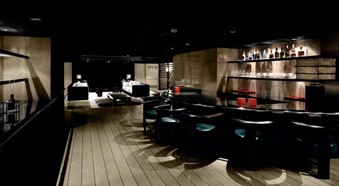 Así es Main, el lujoso yate de Giorgio Armani. Para construirlo hicieron falta 30 meses, de los cuáles la mayor parte se dedicaron a reflejar las especificaciones y exigencias del diseñador que hacían referencia al diseño. Algunas de las más curiosas fueron que las persianas fuesen en línea con el diseño del barco de modo que pareciese que no tenía ventanas.