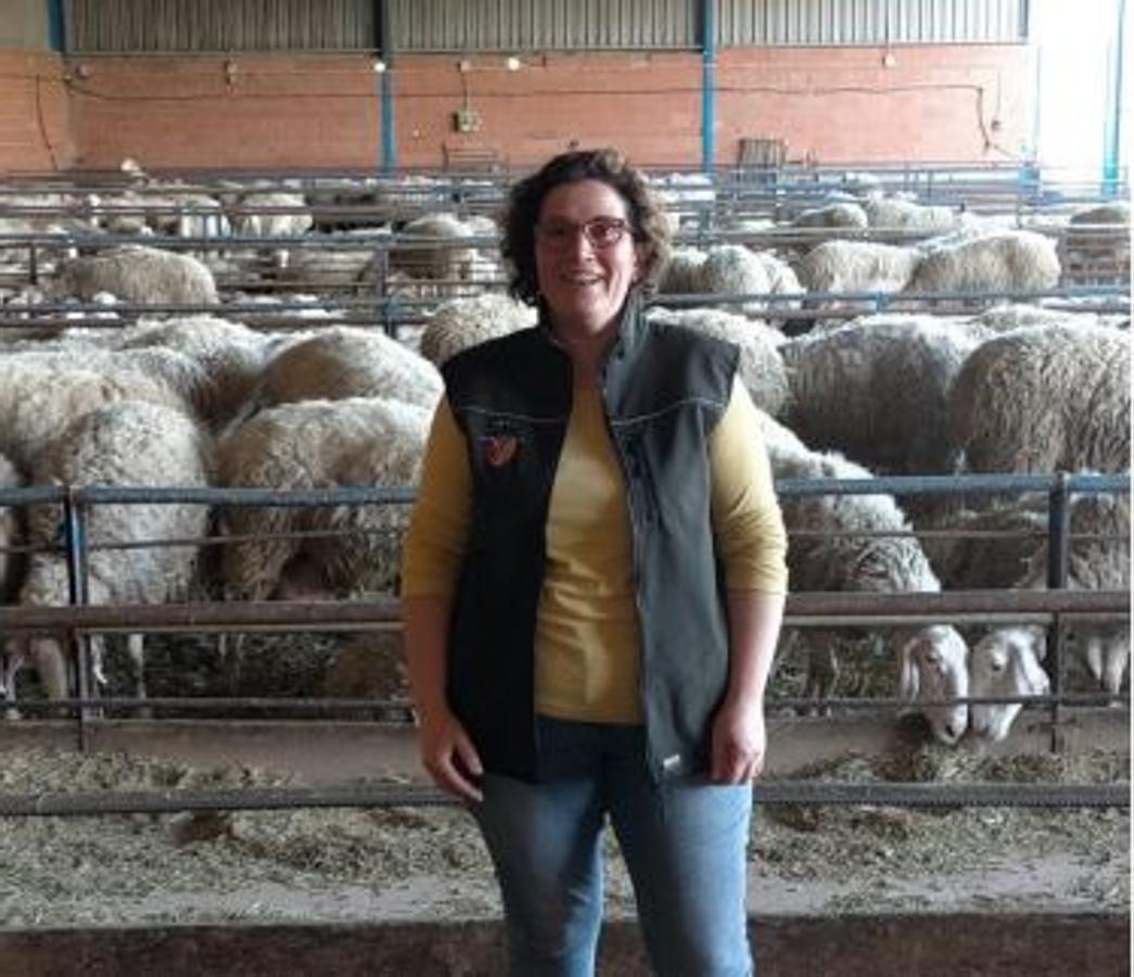 Noelia Aparicio Martínez (1972), ganadera de La Milla del Río (León). Gracias al esfuerzo de personas como Noelia, el sector primario ha constituido un pilarfundamental para el sostenimiento de la cadena alimentaria durante la pandemia. Además deasegurar el mantenimiento del ciclo alimentario y el sostenimiento del medio natural, nuestrosganaderos han cuidado de sus animales con responsabilidad y mérito, recordándonos que lasactividades del sector primario constituyen la base y la raíz de nuestros orígenes y de nuestrasubsistencia.El ejemplo del trabajo en su explotación, con su marido y su hijo (su hija es ingenierainformática), para llevar adelante una ganadería de seiscientas ovejas le ha llevado a participarmuy activamente en distintos planes de dinamización para la contratación de mujeres enganaderías y en congresos en materia de emprendimiento y liderazgo de la mujer cooperativa.De hecho, actualmente es consejera de la cooperativa que constituye la mayorcomercializadora de leche de oveja en Europa.