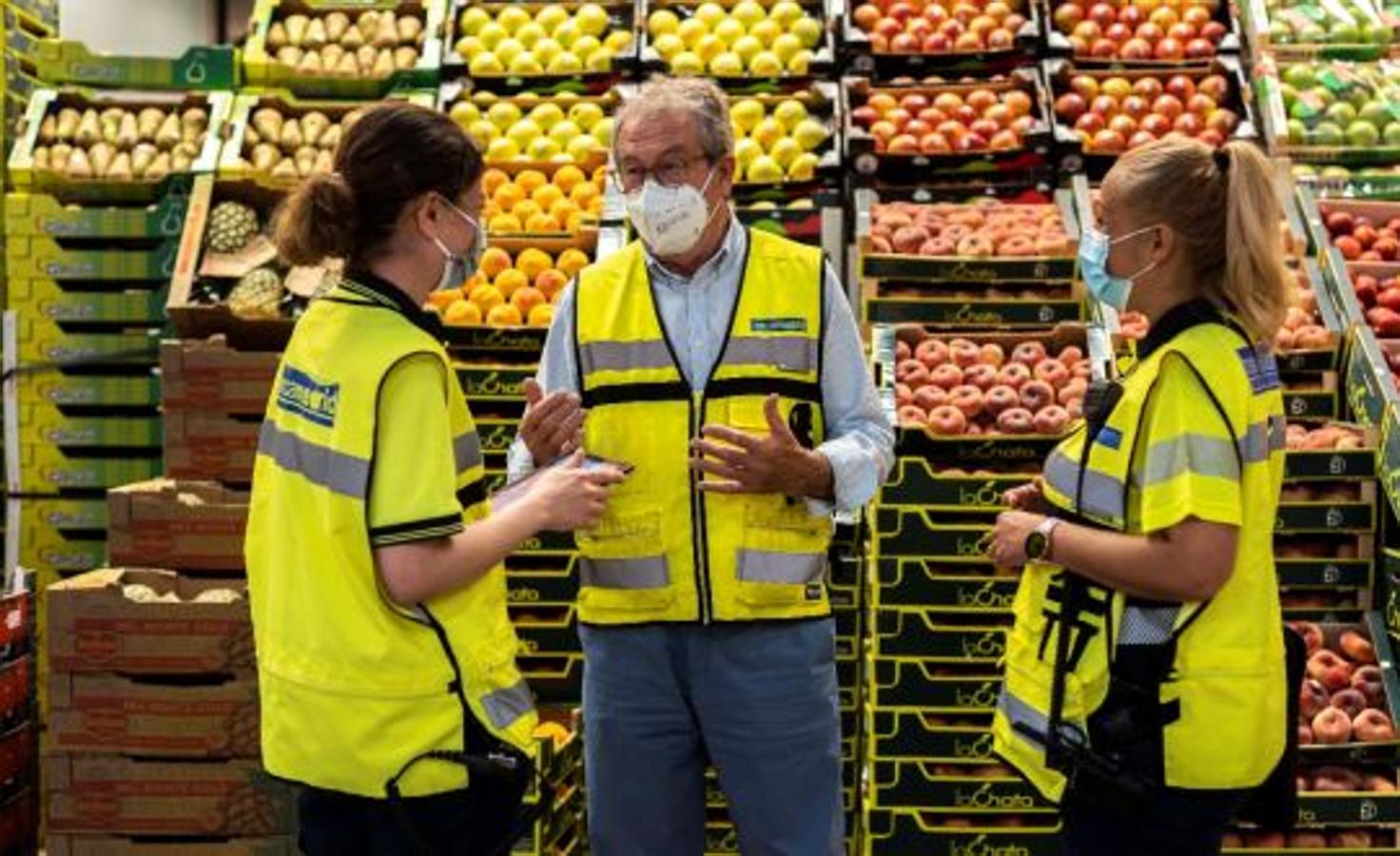 Antonio Roldán Bonilla (1947), trabajador de Mercamadrid. Con más de cuarenta años vividos en Mercamadrid, Antonio tiene ligada su trayectoriaprofesional y personal a la historia de este mercado de mayoristas de la capital madrileña queatrae productos de todos los puntos de España. Su dedicación y buen hacer son ejemplo deentrega y esfuerzo para todos los demás por su sentido de servicio en el mayor mercado centralde España.Cada madrugada recorre los mercados e instalaciones, ahora como director de Mercados yServicios de Mercamadrid, está pendiente de la operativa, del perfecto engranaje yfuncionamiento de esta gran plataforma de alimentación, que siguió manteniendo su eficaciaen los peores momentos del confinamiento, con un equipo de personas que sacaron adelanteesta actividad de distribución alimentaria “esencial” en la que “no se podía fallar” para que losalimentos llegasen a las casas de todos los ciudadanos.