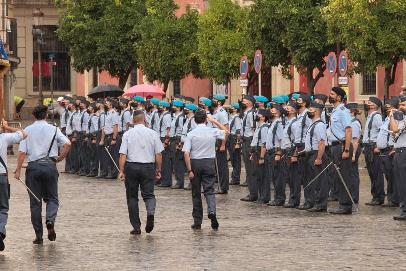 En imágenes, homenaje a la bandera en Sevilla por el centenario de la creación de la base de Tablada