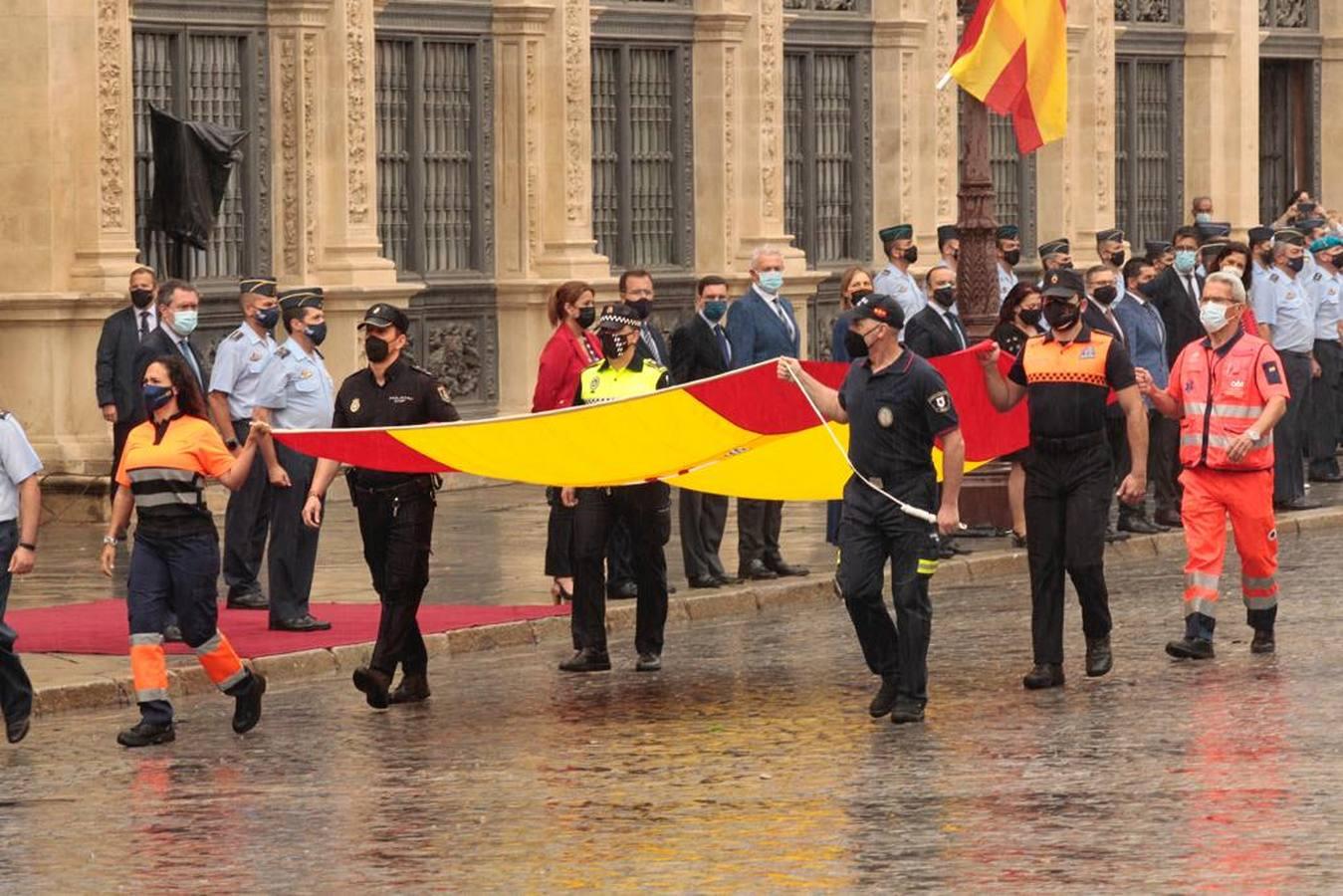 En imágenes, homenaje a la bandera en Sevilla por el centenario de la creación de la base de Tablada