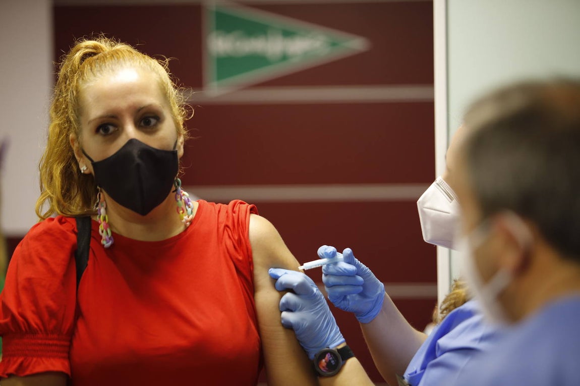 La vacunación de trabajadores de El Corte Inglés de Córdoba, en imágenes