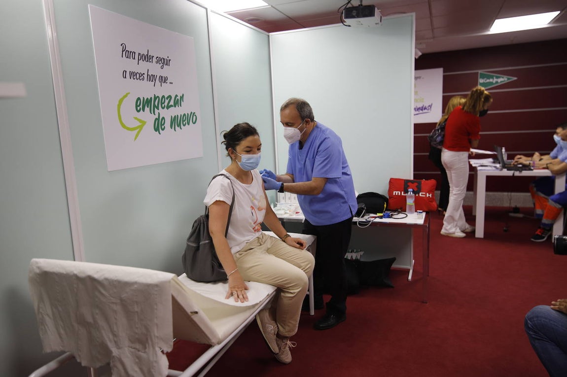 La vacunación de trabajadores de El Corte Inglés de Córdoba, en imágenes