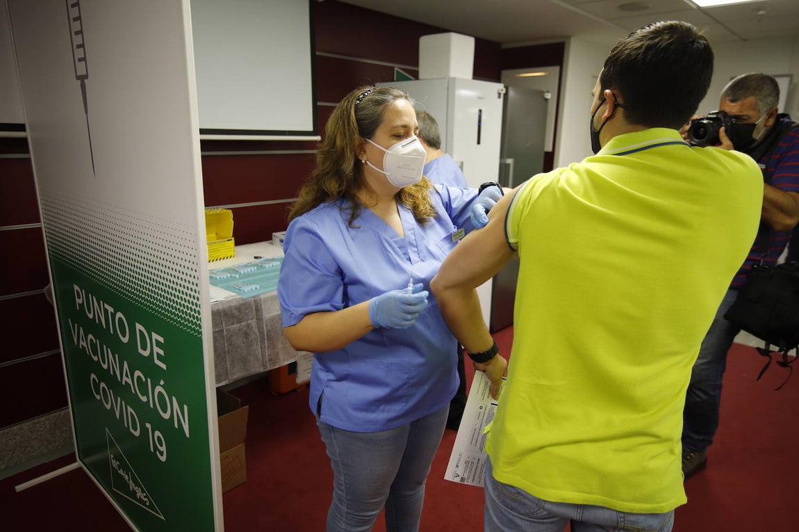 La vacunación de trabajadores de El Corte Inglés de Córdoba, en imágenes