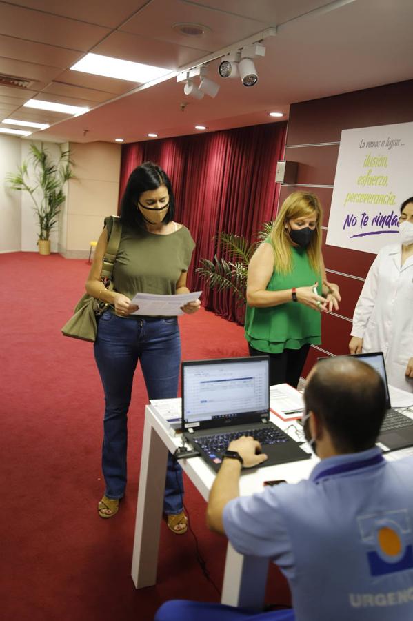 La vacunación de trabajadores de El Corte Inglés de Córdoba, en imágenes