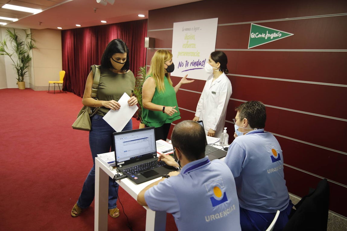 La vacunación de trabajadores de El Corte Inglés de Córdoba, en imágenes