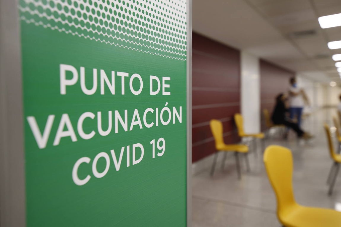 La vacunación de trabajadores de El Corte Inglés de Córdoba, en imágenes