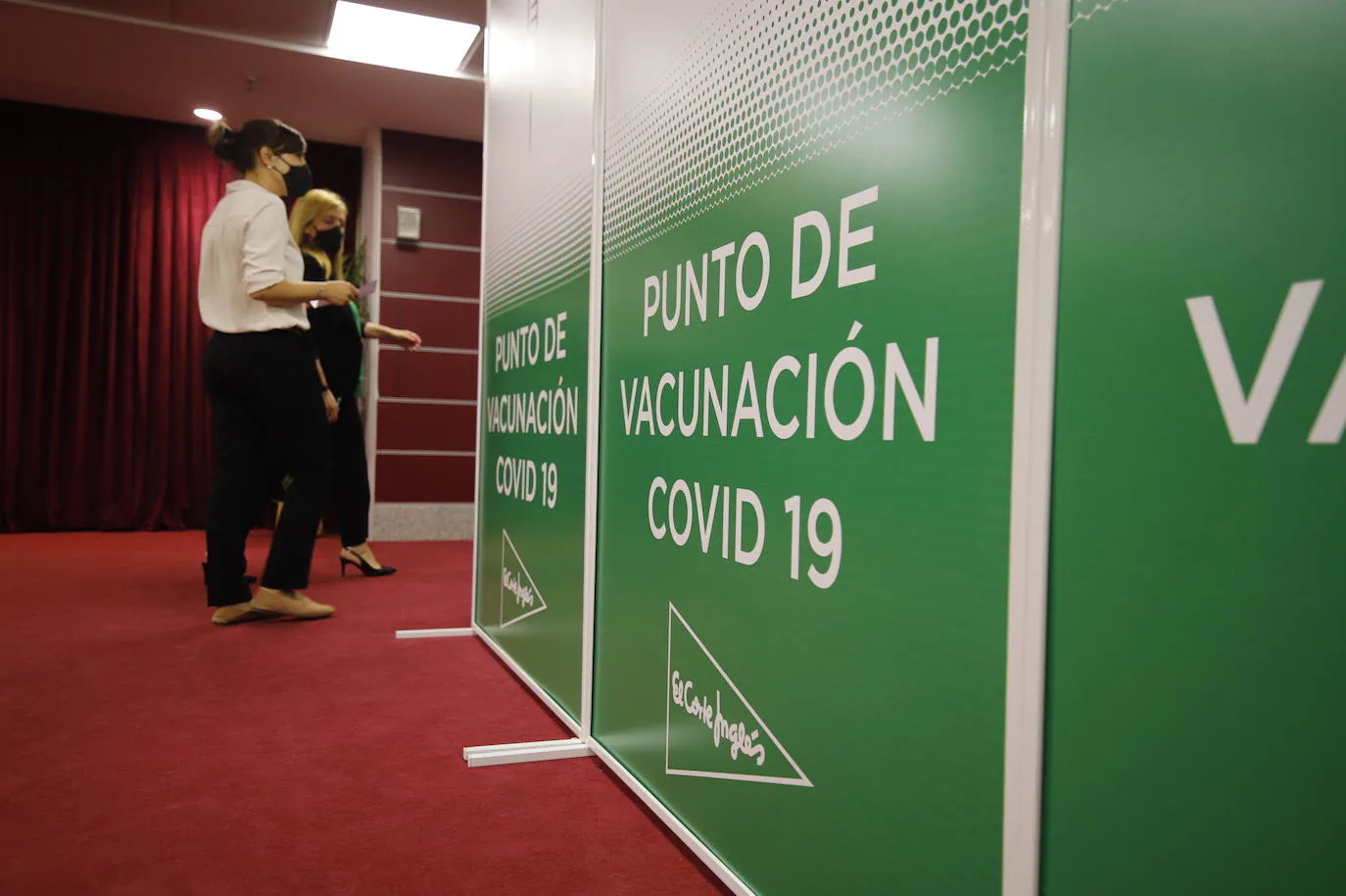 La vacunación de trabajadores de El Corte Inglés de Córdoba, en imágenes