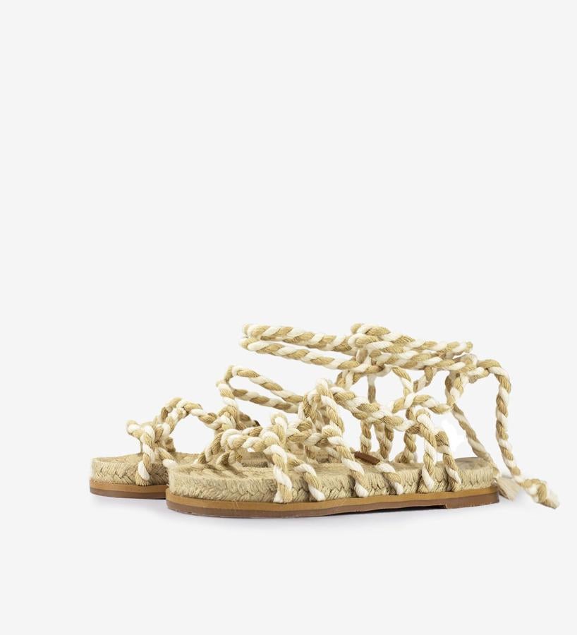 Popa. Sandalias planas con cuerdas atadas de color blanco y beige (55,95€)