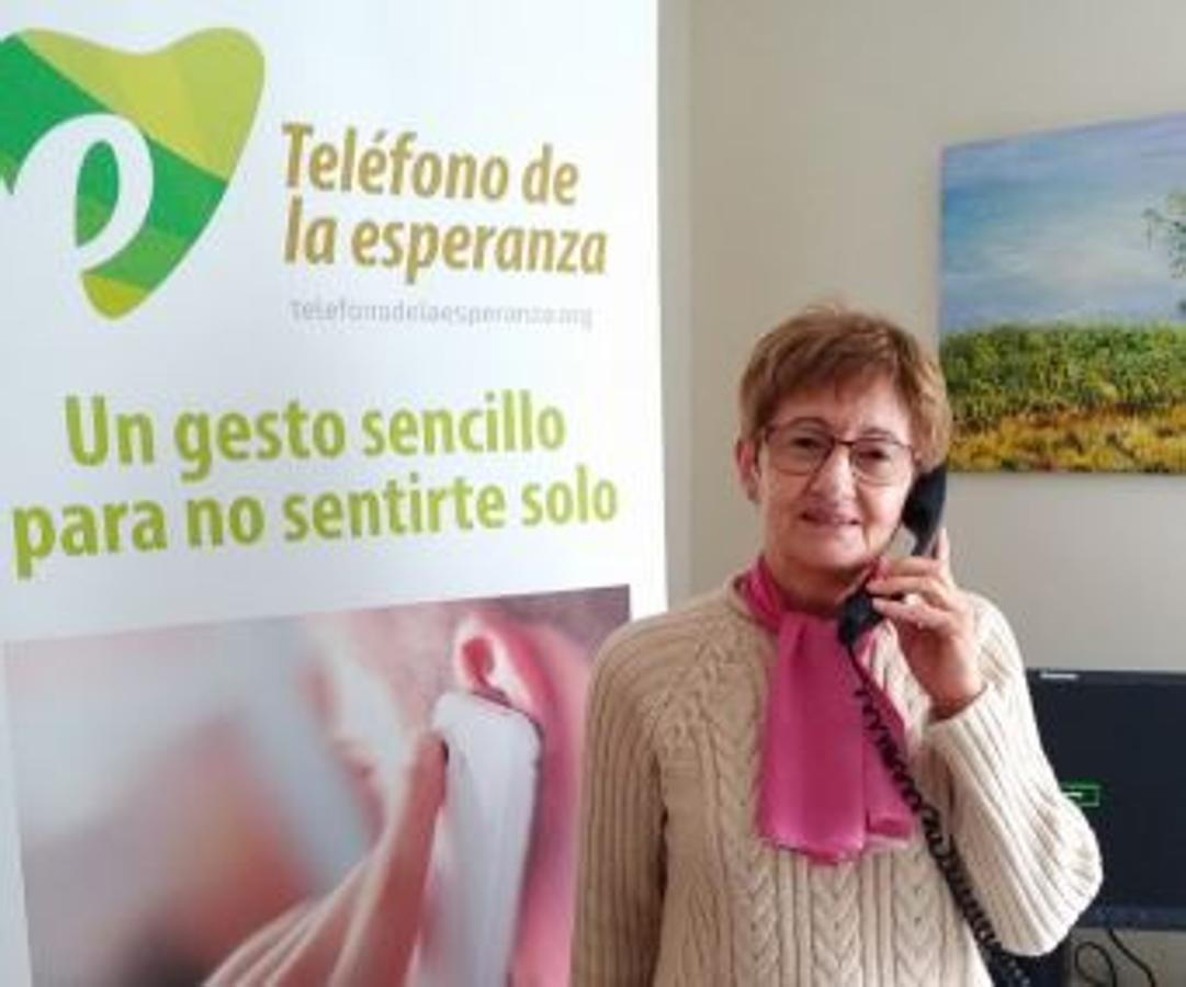 Carmen Martínez Valladares (1951), voluntaria del Teléfono de la Esperanza en Silleda (Pontevedra). A los doce años tuvo que abandonar el medio rural porque sus padres le enviaron a estudiar aSantiago de Compostela, donde se convirtió en maestra a los veinticinco años. Fue en 2006cuando empezó su voluntariado en el Teléfono de la Esperanza donde, en la actualidad,Carmen, ya jubilada, dedica una parte de su tiempo a servir a los demás.Atiende llamadas de personas en situación de crisis que buscan ayuda o que necesitancompartir las preocupaciones que en ese momento les angustian, y que suelen estarrelacionadas con la soledad, la familia, las relaciones de pareja y las tendencias suicidas, entreotras.Durante la pandemia, la soledad y la angustia que nos ha acompañado, han incrementado lasnecesidades sociales y afectivas de un núcleo muy importante de la población. Carmen, haestado más dispuesta que nunca a acompañar, consolar y trasladar afecto a aquellos quenecesitaban ser escuchados, o tal vez, recibir una palabra sensible y amable.