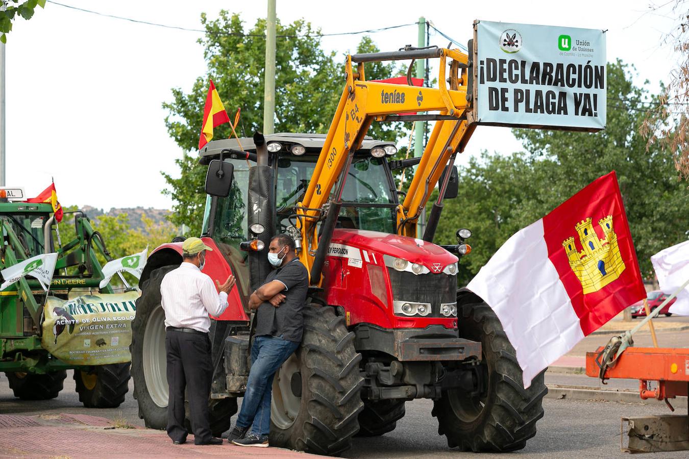 Medio centenar de tractores salen a la calle en Toledo para exigir ayudas al olivar