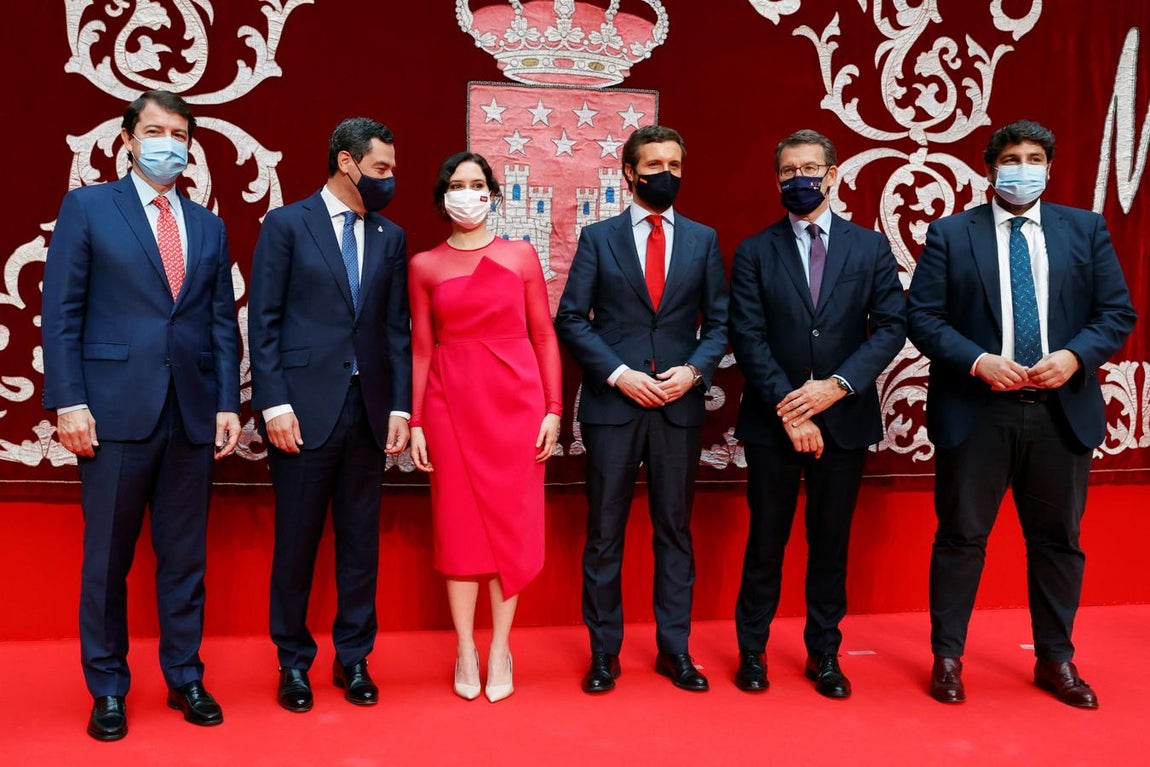 Los barones arropan a Ayuso. La presidenta madrileña ha estado acompañada, además de por el líder nacional del PP, Pablo Casado (a su derecha), por sus homólogos de las comunidades gobernadas por el partido. De izquierda a derecha: Alfonso Fernández Mañueco, dirigente de la Junta de Castilla y León; José Manuel Moreno Bonilla, presidente de Andalucía; Alberto Núñez Feijóo, presidente de Galicia; y Fernando López Miras, presidente de la región de Murcia.