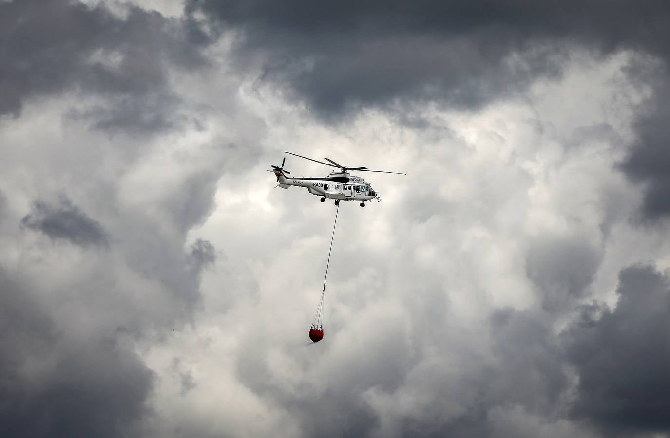 Los helicópteros Súper Puma, preparados contra el fuego