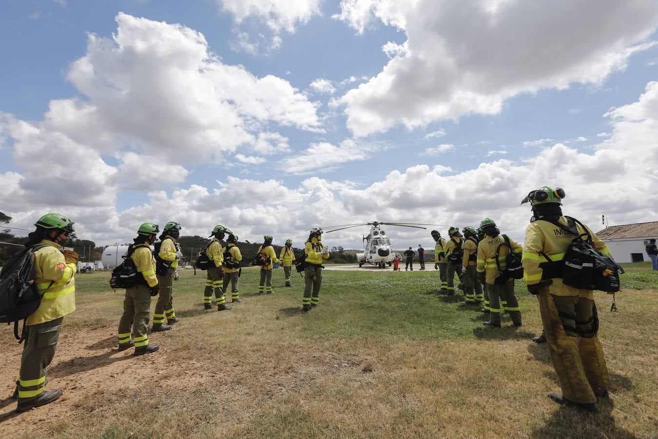 Los helicópteros Súper Puma, preparados contra el fuego