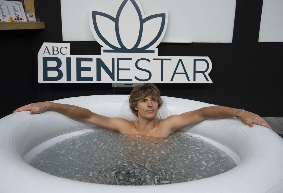 El baño de hielo, con decisión pero de forma gradual. Durante sus baños de hielo los participantes fueron probando distintas posturas para relajarse y acomodarse. Aunque lo aconsejable para obtener los máximos beneficios es introducir también los brazos en el hielo, el impulsor del Método Wim Hof, Luke Wills, explicó que podía hacerse de forma gradual.