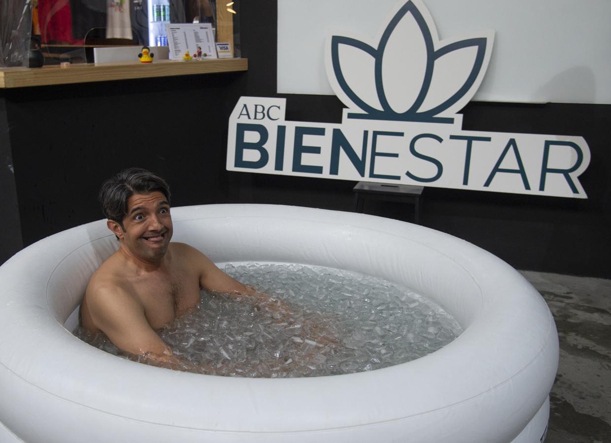 El sentido del humor, otro recurso para resistir el frío. Algunos de los participantes en el taller de bienestar dedicado al Método Wim Hof no dudaron en dejarse llevar por el sentido del humor y por el calor del resto de los participantes durante su baño de hielo. Tal como explicó Luke Wills es uno de los recursos más eficaces para que el cuerpo resista el frío más rápidamente.