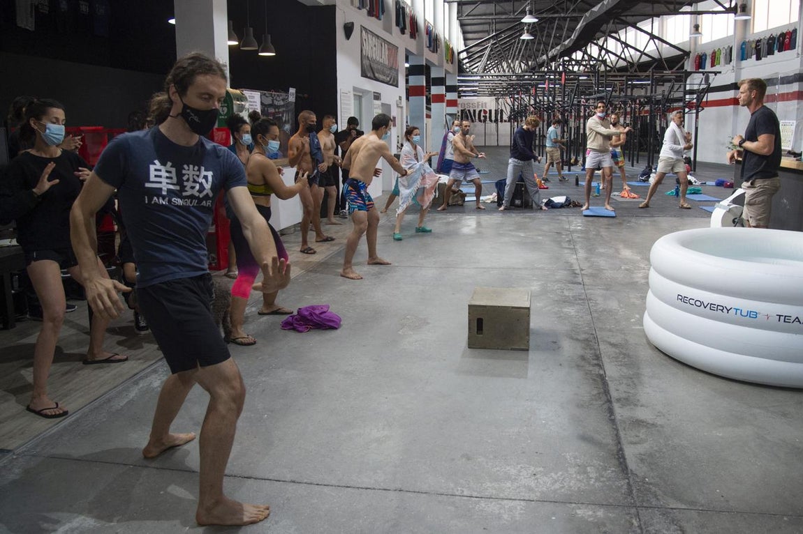 Ejercicios previos durante el taller de bienestar del Método Wim Hof. Los participantes en la primera sesión del taller de Bienestar del Método Wim Hof, que se llevó a cabo en Crossfit Singular Box, activan su cuerpo con unos ejercicios previos guiados por Luke Wills.