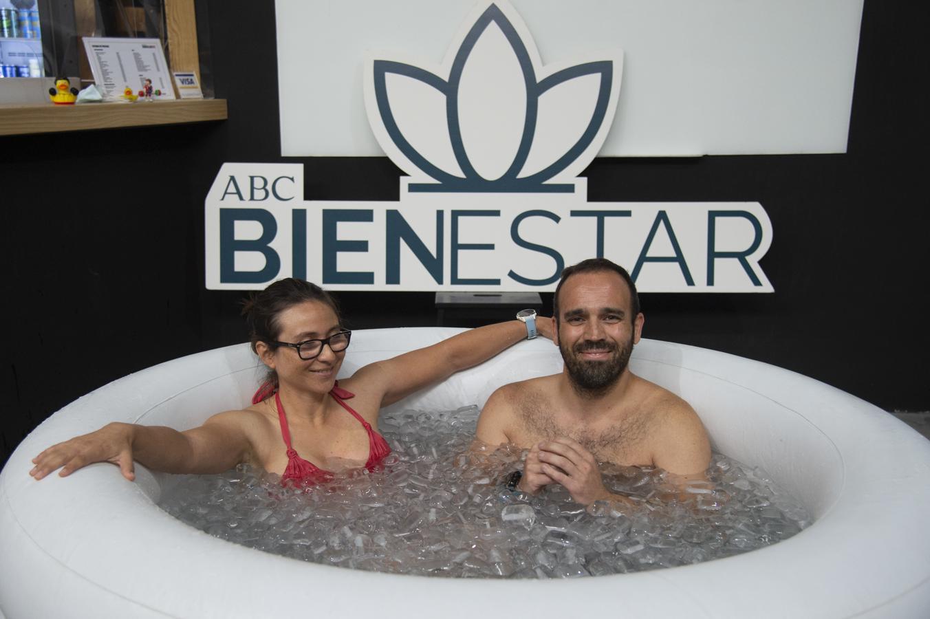 Inmersión en el hielo en pareja en el taller de bienestar. Dos de los participantes en el taller de bienestar dedicado al Método Wim Hof probaron la inmersión en pareja, pero lo cierto es que, tal como explicó Luke Wills, la intensidad del frío es la misma pues no se nota variación en la temperatura.