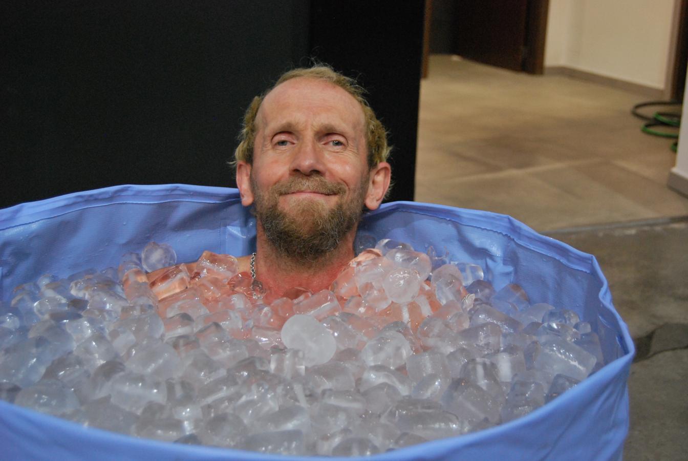 Lo importante no es cuánto tiempo estás en el hielo, sino cómo te sientes. Cuanta Luke Wills que los beneficios tanto en el cuerpo como en la mente del Método Wim Hof se pueden empezar a notar tras unos minutos de resistencia al frío. Sin embargo aclara que eso depende de cada persona y que algunos consiguen tener a través del método una mayor tolerancia al frío, como el participante de la imagen.