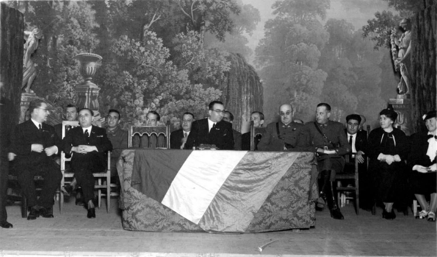 ⦁Teatro de Rojas. Apertura de la Asamblea Pedagógica el 12 de julio de 1936. En la mesa, el gobernador civil Manuel González López y el coronel José Moscardó, director de la Escuela Central de Gimnasia, en ese momento, Comandante Militar de la Plaza. ABC Hemeroteca. Foto Abelardo Linares. 