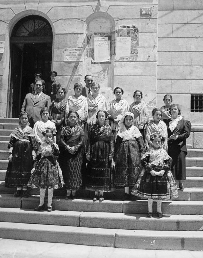 Niñas con atuendos típicos en la clausura de la Asamblea, el 15 de julio. En la segunda fila, a la izquierda, el director general de Primera enseñanza, José Ballester Gozalvo, alcalde de Toledo en 1931. Imagen de un par estereoscópico. Archivo Municipal de Toledo. 