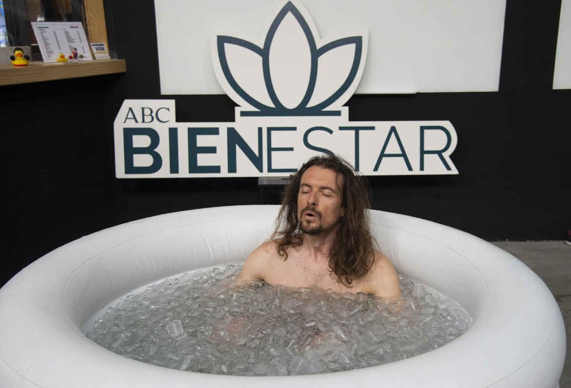 El baño de hielo, una de las prácticas del Método Wim Hof. Una vez realizada la primera parte del Método Wim Hof, con respiraciones y ejercicios concretos, los participantes en el primer taller de bienestar se dieron sus primeros baños de hielo. En la imagen, uno de los primeros participantes en el taller del pasado sábado.