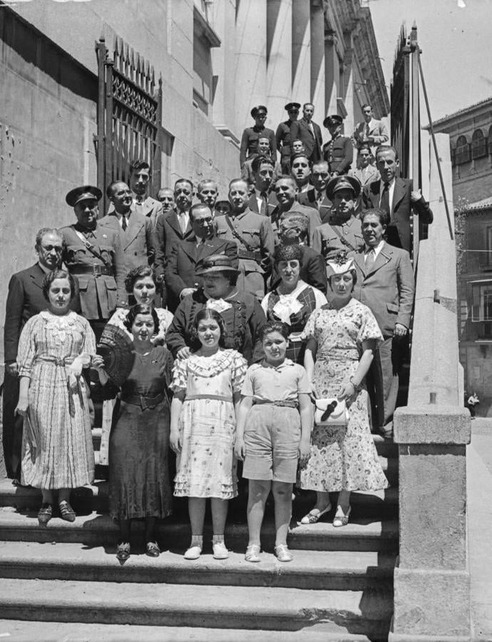 Visita a la exposición de trabajos escolares en el Instituto, el 15 de julio de 1936. En tercera fila, de izquierda a derecha: el coronel José Moscardó, el gobernador civil Manuel González, el director del Instituto, Eduardo Juliá, y el director general de Primera enseñanza, José Ballester. Archivo Municipal de Toledo. 