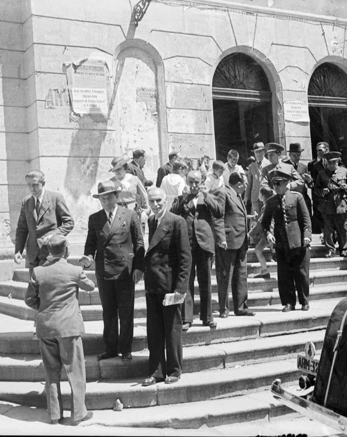 Asistentes a la Asamblea Pedagógica del Magisterio Toledano en la puerta del Teatro Rojas. Imagen de un par estereoscópico. Archivo Municipal de Toledo. 