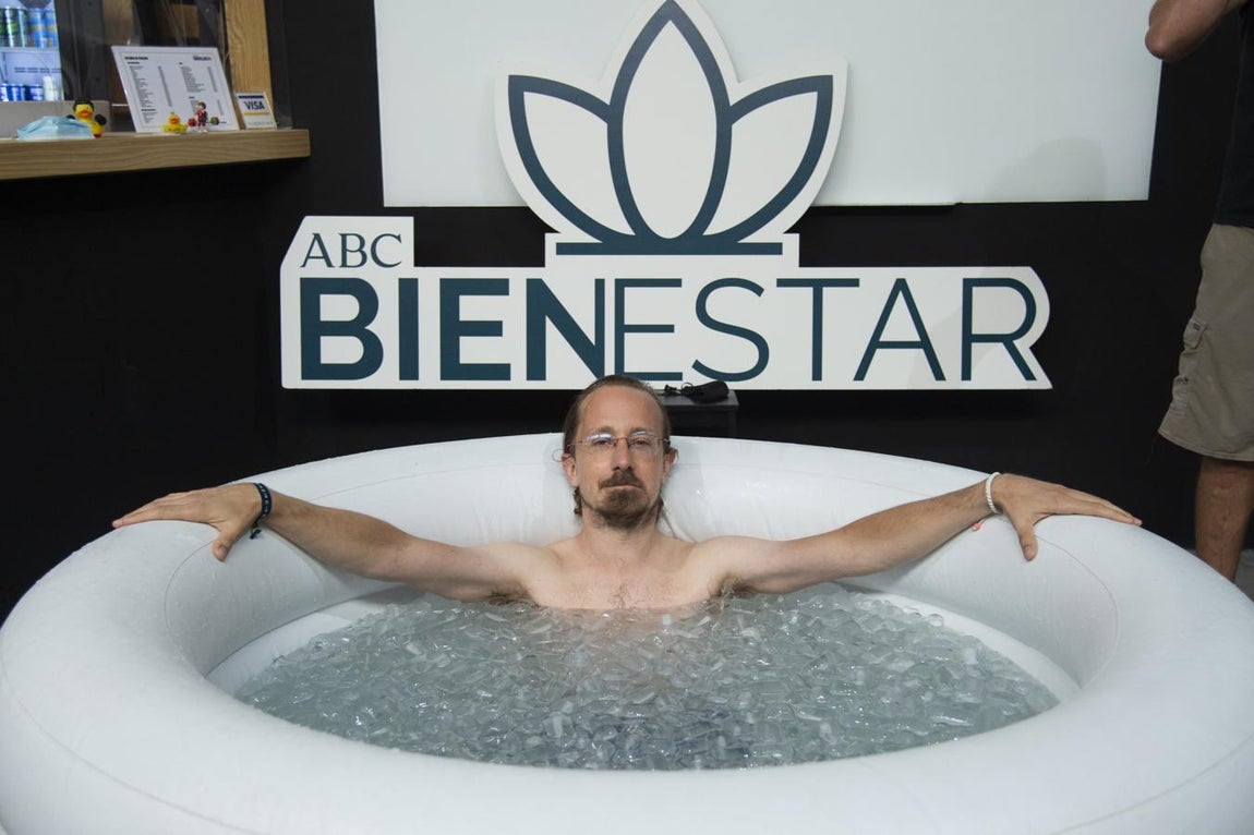 Diferentes posturas y sensaciones durante el baño de hielo. Uno de los participantes en el taller de bienestar del Método Wim Hof posa con tranquilidad y aparente relajación durante su baño de hielo, guiado por Luke Wills, impulsor dle método en España.