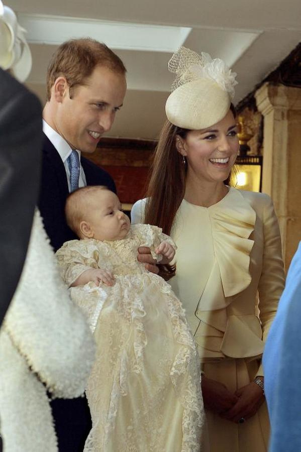El Príncipe Guillermo y su mujer Kate Middleton en 2013 en el bautizo de su primer hijo
