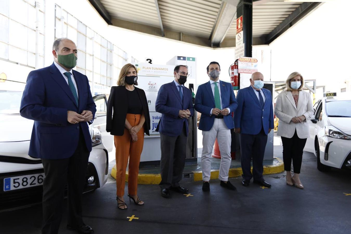 La vacunación de taxistas y autónomos en Córdoba, en imágenes