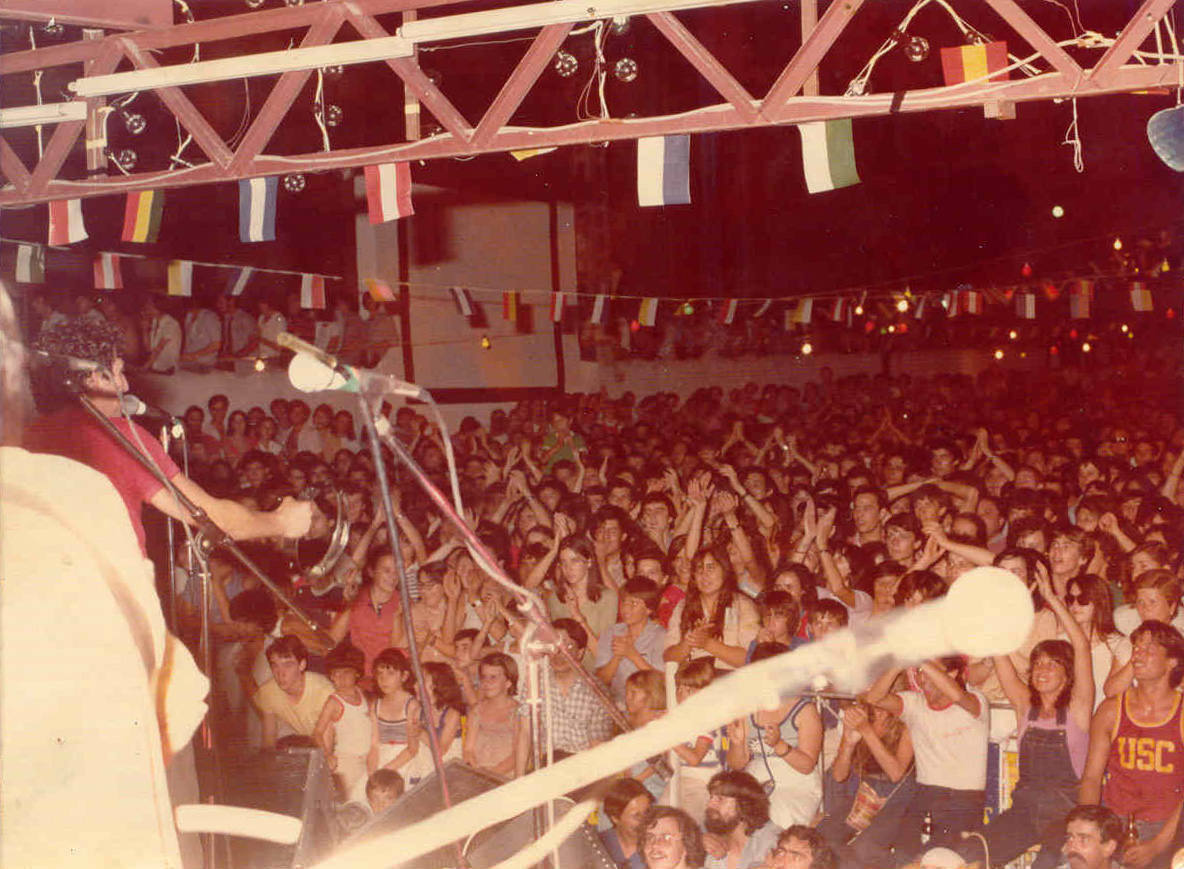 Actuación de Miguel Ríos en 1981 durante las fiestas del barrio. 