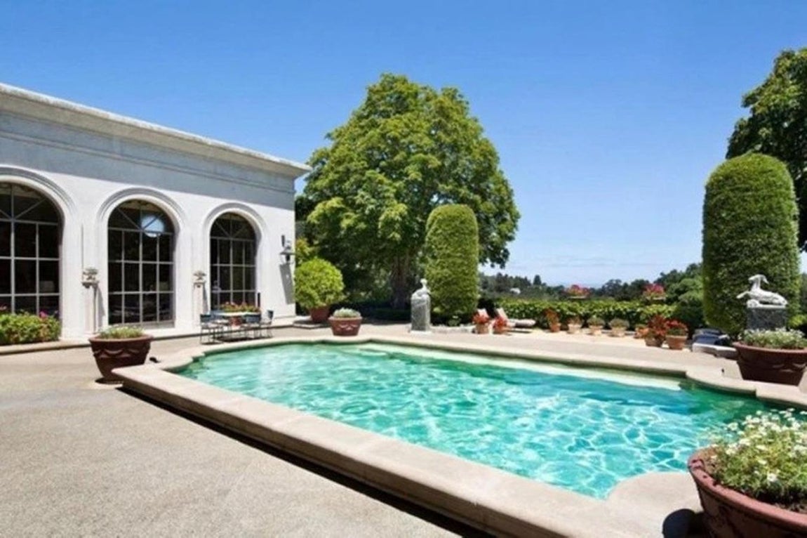 La mansión de 31 millones que ha venido Elon Musk. Situada en una parcela de 20 hectáreas, está rodeada de setos que le confieren un extra de intimidad además de unas vistas privilegiadas. No falta una gran piscina y rincones en los jardines con fuentes y espacios para relajarse y pasar tiempo en familia.