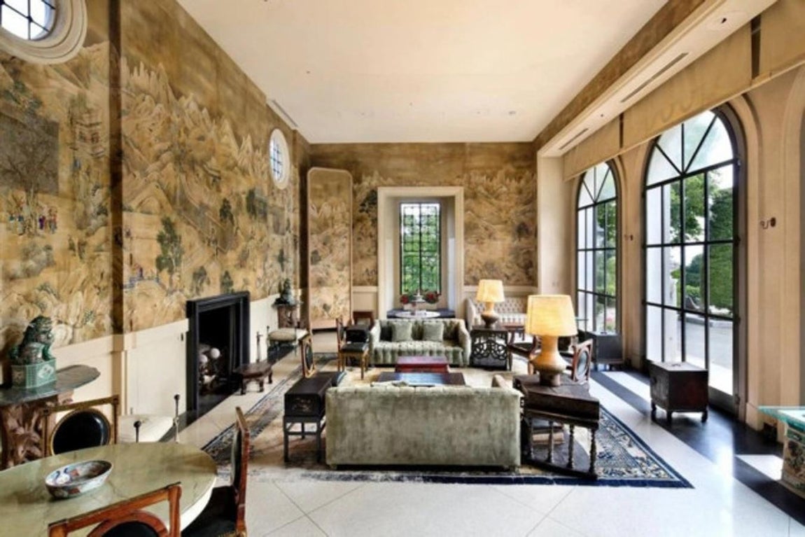 La mansión de 31 millones que ha venido Elon Musk. La mansión posee una superficie de 1540 metros cuadrados repartidos en tres plantas y posee nueve dormitorios y otros nueve baños.