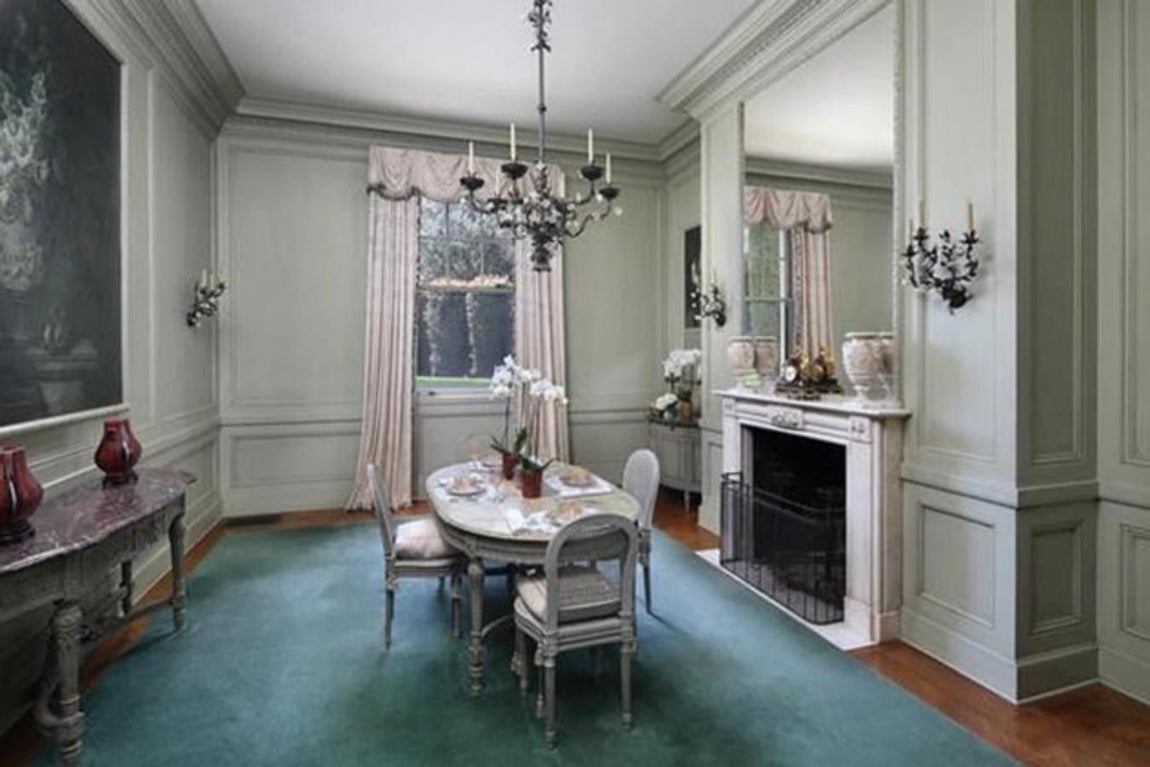 La mansión de 31 millones que ha venido Elon Musk. Otras habitaciones presentan un mobiliario algo más discreto e incluyen detalles que les confieren un extra de elegancia como chimeneas y molduras en las paredes.