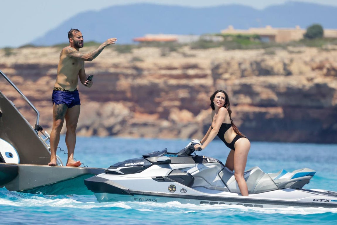 El jugador de fútbol Jese Rodríguez muy bien acompañado en Ibiza. 