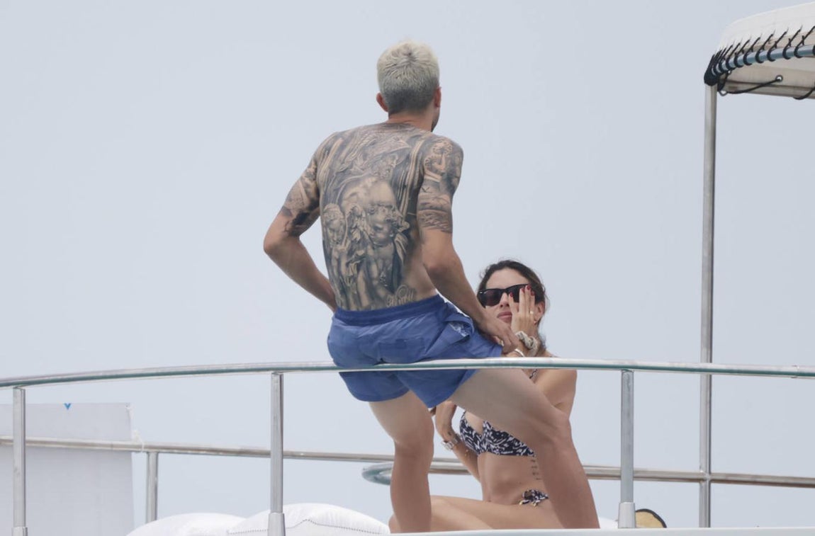 Marc Bartra y Melissa Jiménez en Ibiza. 