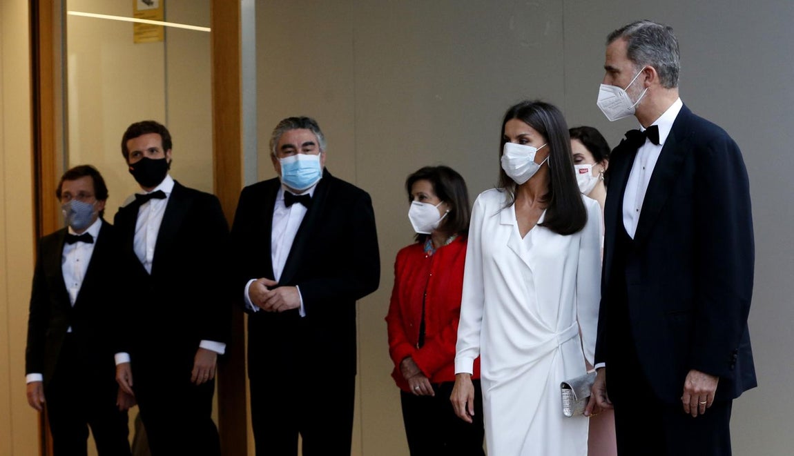 El Rey Felipe, la Reina Letizia junto a la ministra de Defensa, Margarita Robles, el ministro de Cultura, José Manuel Rodríguez Uribes, el presidente del PP, Pablo Casado, y el alcalde de Madrid, José Luis Martínez Almeida. 