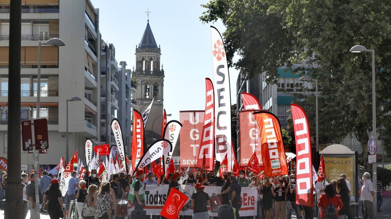 Los trabajadores de CaixaBank, en huelga para exigir mejores condiciones en el ERE
