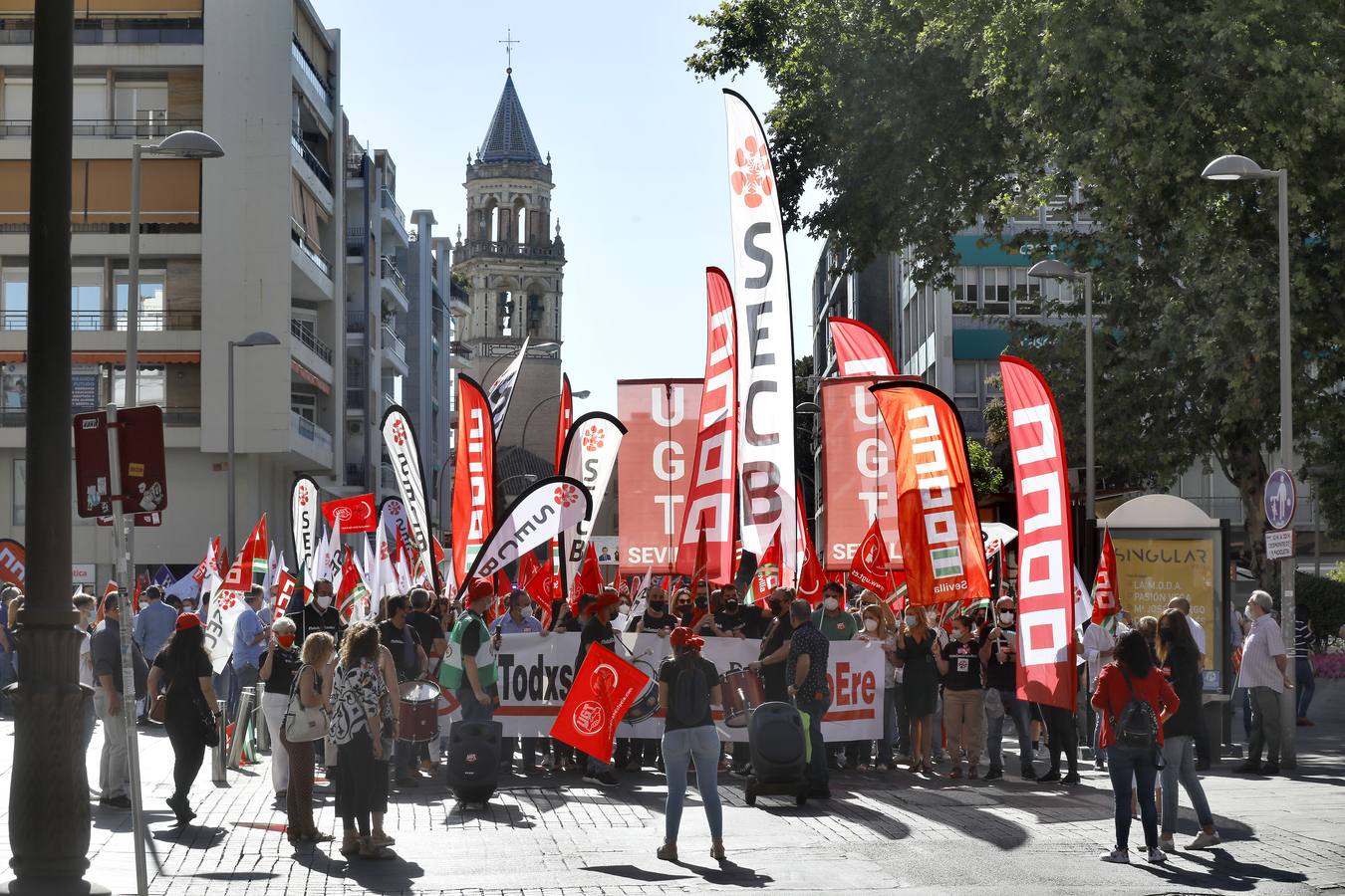 Los trabajadores de Caixabank se manifiestan en el centro de Sevilla contra los despidos forzosos en la empresa