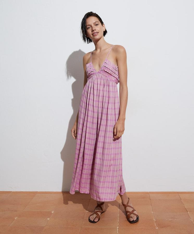 Vestido de tirantes con estampado de cuadros rosas de Oysho (39,99€). 