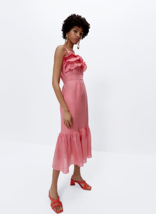 Vestido de lino en color rosa de Uterqüe (119€). 