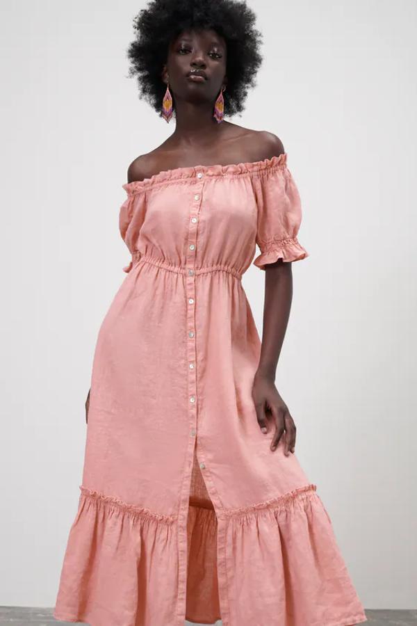 Vestido de lino con volantes en color rosa palo de Zara (39,95€). 