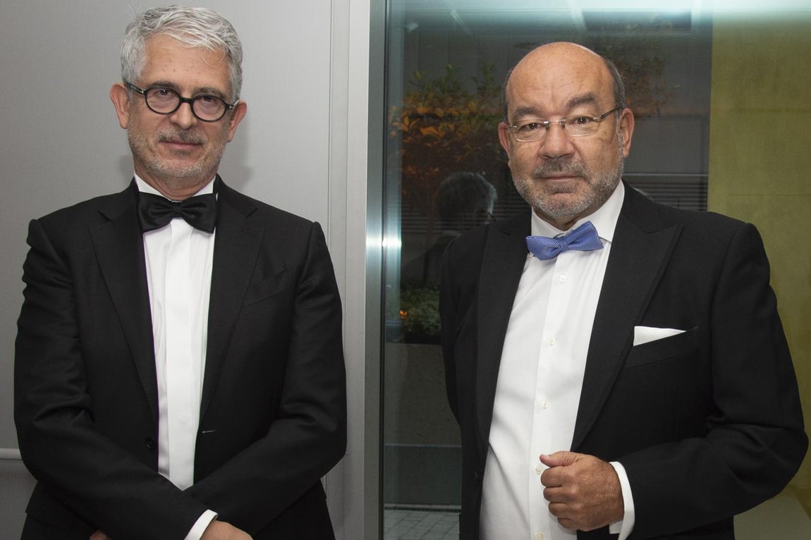 Los periodistas Javier Moreno, director de 'El País' (izquierda), y Ángel Expósito, presentador y director de 'La Linterna' de la Cadena Cope. 