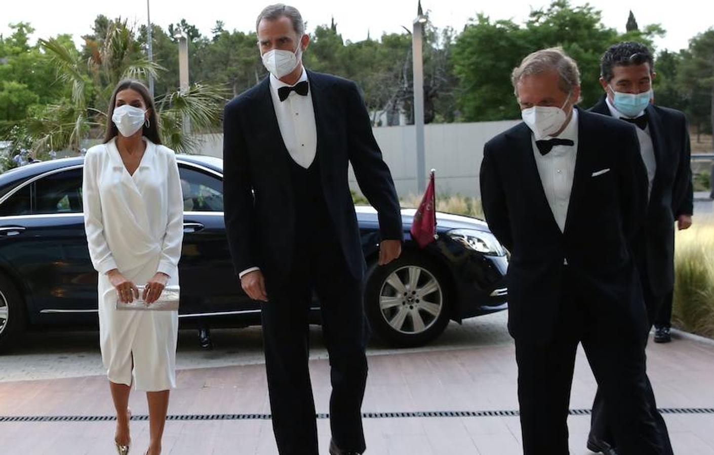 Don Felipe y Doña Letizia, a su llegada a la tradicional cena de los premios Mariano de Cavia, Luca de Tena y Mingote. Los Reyes fueron recibidos por el presidente de Vocento, Ignacio Ybarra, y el director de ABC, Julián Quirós. 