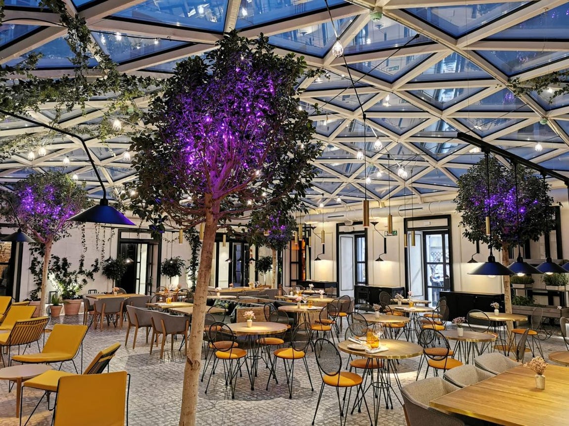 Café de la Plaza - Patio. Ubicado en el patio del hotel <a href="https://www.pestanacollection.com/es/hotel/pestana-madrid-plaza-mayor/restaurantes" target="_blank">Pestana Plaza Mayor</a>, en el Café de la Plaza se puede disfrutar de una carta con influencia mediterránea que firma el chef Borja Veguillas. Una cogedor espacio acristalado que cuenta con acceso directo desde la Plaza Mayor y la Calle Imperial, que traslada a todos aquellos que lo visitan a un patio lleno de luz. ¿Qué pedir? Su carta está compuesta de tapas y platos para compartir entre los que destacan croquetas, el Guiso de rabo de vacuno desmigado en pan brioche con mahonesa de chipotle o sus arroces, elaborados para pedir de forma individual. Esta propuesta cuenta además con una terraza exterior ubicada en plena Plaza Mayor. Un plan perfecto para este verano en el corazón de la capital. Precio medio: 25€